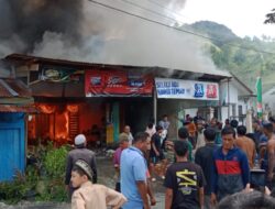 2 Unit Rumah Di Gele Pulo Terbakar, Polsek Bintang Bantu Damkar Padamkan Api