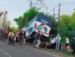 Bus Kurnia Mengalami Kecelakaan Lalulintas Di Jembatan Krueng Mane.