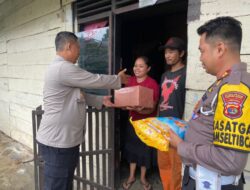 Kapolres Lambar Berikan Bantuan Sembako Kepada Petugas Kebersihan Di Kecamatan Balik Bukit