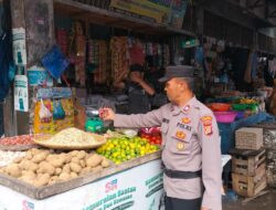 Personel Polsek Syamtalira Bayu Cek Stok Daging Ayam dan Barang Sembako.