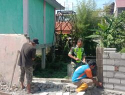 Mengatasi Kesulitan Warga, Babinsa Bersama Warga Memperbaiki Pagar Mushola.