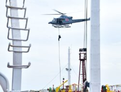 Latihan Penanggulangan Teror TNI AL dan PT Pertamina Persero di Perairan Balikpapan. 