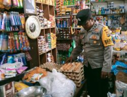 Temui Pedagang, Personel Polsek Samudera Cek Barang Sembako.