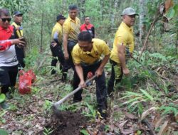 Kapolres Jembrana Mendorong Aksi Penghijauan Melalui Penanaman 200 Bibit Pohon di Kelurahan Tegal Cangkring