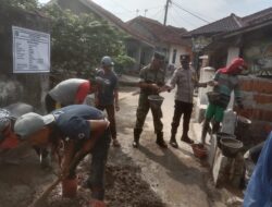 Sinergitas TNI-Polri dalam Pembangunan Saluran Irigasi di Desa Baribis.