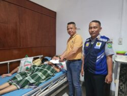 Ketua Pewarta Jenguk Anak Almarhum Wartawan Medan Pos di RS Bina Kasih.