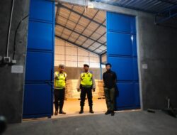 Malam Hari Polres Karangasem Tetap Pantau CCTV Pengaman di Gedung Logistik Pemilu