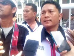 Ratusan massa orasi Horas bangso batak (HBB) geruduk kejari dan kejaksaan medan.