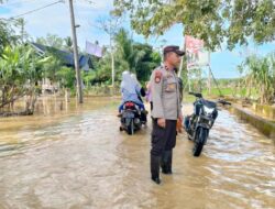 Sungai Alue Ie Mirah Meluap, Kapolsek Indra Makmu Terus Pantau Daerah Rawan Banjir.