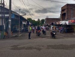 Layani Pengguna Jalan, Personel Polsek Meurah Mulia Strong Poin di Simpang Keude Karieng.