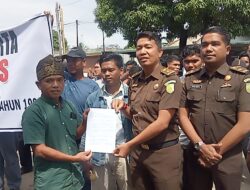 Tolak Kekerasan Terhadap Wartawan, Puluhan Wartawan Melakukan Aksi di Depan Kantor Kejari Padang Lawas.