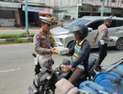 Jumat Berkah, Satlantas Polres Aceh Timur Berbagi Nasi Kotak Kepada Pengguna Jalan.