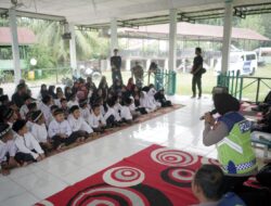 Jumat Berkah, Polantas Lhokseumawe Bagikan 120 Nasi Kotak Kepada Satri.
