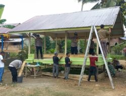 Kapolsek Pantee Bidari Gotong Royong Bersama Warga Selesaikan Pembangunan Balai Pengajian TPA Nurul Ulum.