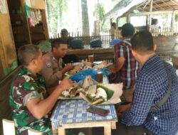 Babinsa Koramil 23/Nsm Komsos Sembari Menikmati Makan Siang Bersama Warga Binaan.