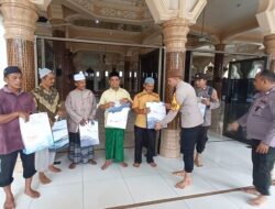 Patut Dicontoh, Kapolsek Pantee Bidari Pimpin Personilnya Bersih Bersih Masjid Baiturrahim