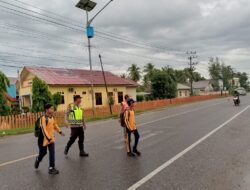 Strong Poin Pagi, Polisi Bantu Siswa Menyeberang Jalan di Blang Mangat