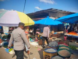 Personel Polsek Muara Satu Sisir Pasar Tradisional Batuphat dengan Jalan Kaki