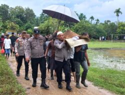 Tidak Hanya Melayat, Kapolsek Pantee Bidari Polres Aceh Timur Turut Antar Jenazah Geuchik Pantee Labu Hingga ke Pemakaman