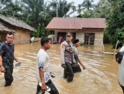 Terobos Genangan Air, Kapolsek Pantee Bidari Polres Aceh Timur Cek Langsung Genangan Air di Pemukiman Warga