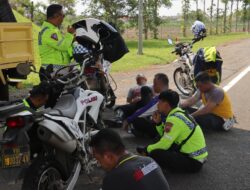 Terobosan Unik Petugas Ops Lilin Lodaya 2023: Istirahat Santai di Pinggir Jalan Area Gate Tol Kertajati