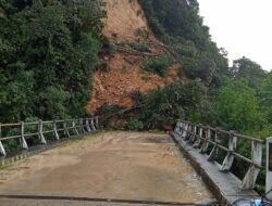 Tanah Longsor Tutup Akses Jalan Kabupaten di Desa Tiaro,Kecamatan Muara Siau.