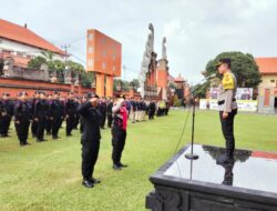 Bagikan Buku Saku Karendalops OMB Tekankan Netralitas Polri