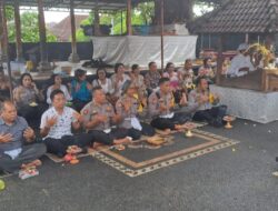 “Saraswati” Anggota Polres Tabanan Beragama Hindu Sembahyang Bersama Di Pura Kertha Buana