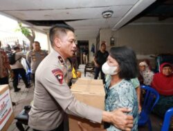 Jumat Curhat Waka Polda Jatim di Desa Bungurasih dan Salurkan Bansos Bagi Warga