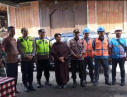 Kapolsek Baturiti Pimpin Anggotanya Bersinergi Dengan TNI Amankan Kegiatan Persembahyangan Misa Natal Umat Kristiani