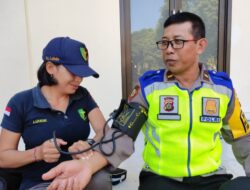 Memberikan Pelayanan Kesehatan Oleh Kasub Satgas Dokkes Ops Mantap Brata Agung 2023-2024