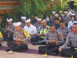 Kegiatan Binrohtal Umat Hindu Polres Karangasem Melaksanakan Persembahyangan Bersama