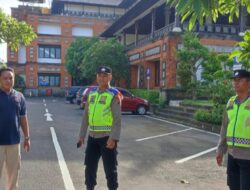 Perketat Pengamanan Perkantoran Personil OMB Polres Karangasem Lakukan Pengamanan di Kantor DPRD