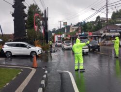 Memasuki Hari ke 5 Ops Lilin Agung 2023, Kapolsek Baturiti Pimpin Gatur Lalin di Depan DTW Ulun Danu Beratan