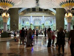 Masjid Raya Al A’zhom Ramai di Kunjungi Wisatawan Dari Berbagai Daerah