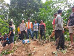 Kapolsek.Muara siau Besama Personil Dan Masyarakat Gotong Royong Bersihkan Matrial Longsor.