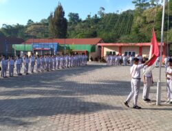 Menjadi Pembina Upacara, Kanit Kamsel Sat Lantas Polres Aceh Tengah Edukasi Tertib Lalu Lintas Kepada Pelajar