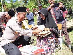 20 Warga Tanjung Kampung Ujung Kecamatan Rusip Antara Sumringah Terima Paket Sembako Jumat Barokah Polres Aceh Tengah