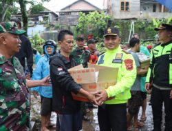 Kapolda Sumsel Melalui Polres Pagar Alam Bantu Evakuasi dan Salurkan Paket Bantuan Korban Banjir