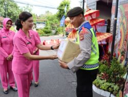 Ketua Bhayangkari Cabang Karangasem Serahkan Bingkisan Kepada Anggota Jaga Yang Bertugas Pam Natal dan Tahun Baru 2024