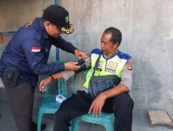 Memastikan kondisi kesehatan, Sub Satgas Dokes Polres Karangasem dalam Ops OMB melakukan pemeriksaan Kesehatan terhadap Personil