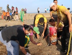 Kapolres Buleleng Peduli Lingkungan, Bersama TNI Jaga Kebersihan Pantai Exs Pelabuhan