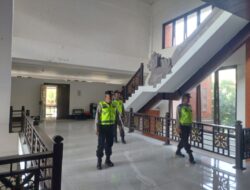 Personil OMB Polres Karangasem Lakukan Pengamanan di Kantor DPRD