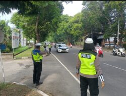 Bantu Kelancaran Lalin, Sub Satgas Gatur OMB Agung 2023-2024 Laksanakan Pengaturan Arus Lalin depan KPU Bali