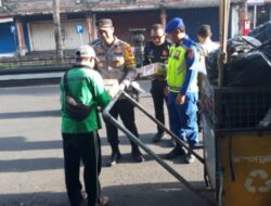 Awal Tahun Kapolres Tabanan Berbagi Kebahagiaan Dengan Beri Sembako Untuk Warga Kurang Mampu