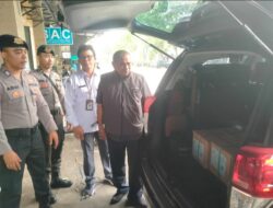 Pengawalan Ketat Pengiriman dan Penyerahan Logistik Pemilu dari Gudang KPU Tabanan Menuju KPU Provinsi Bali