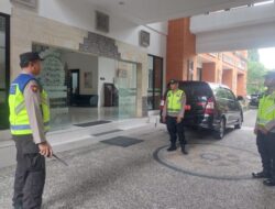 Personil OMB Polres Karangasem Lakukan Pengamanan di Kantor DPRD