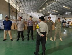 Pengamanan Ketat Tenaga Kerja Packing Logistik Tahap 2. Gudang Logistik Pemilu Desa Bojong di Jaga oleh Tim Keamanan Khusus