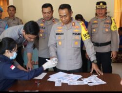 Bersama Sat Narkoba, Si Dokkes Polres Karangasem Melaksanakan Deteksi Dini Narkoba