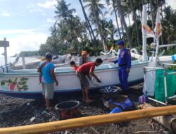 Personil Polairud Himbau Warga Agar Nelayan Tidak Menggunakan Alat Tangkap Yang Dapat Merusak Keberlangsungan Hidup Biota Laut Pesisir Pantai Batu Dawa Kelod, Tulamben Kubu